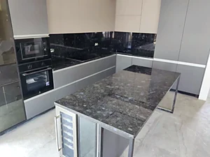 Кухонні стільниці та острівна поверхня з лабрадориту